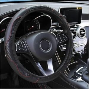 Capa de volante automotiva em fibra de carbono e couro PU instalada no veículo