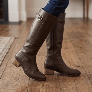 Bota Feminina Cano Longo Beira Rio marrom com salto baixo e estilo montaria