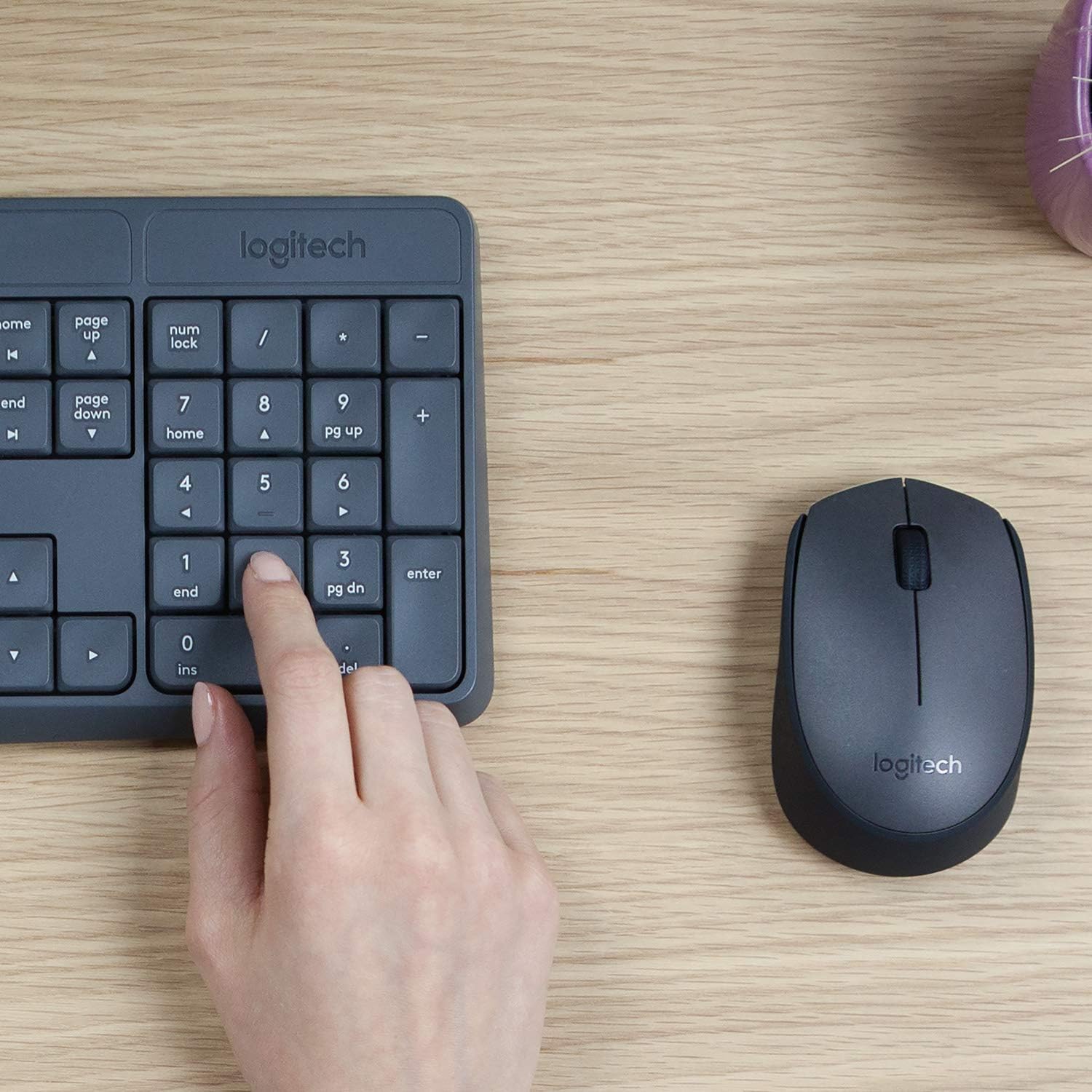 Combo Teclado e Mouse Sem Fio Logitech MK235 com layout ABNT2, conexão USB wireless e longa duração de bateria
