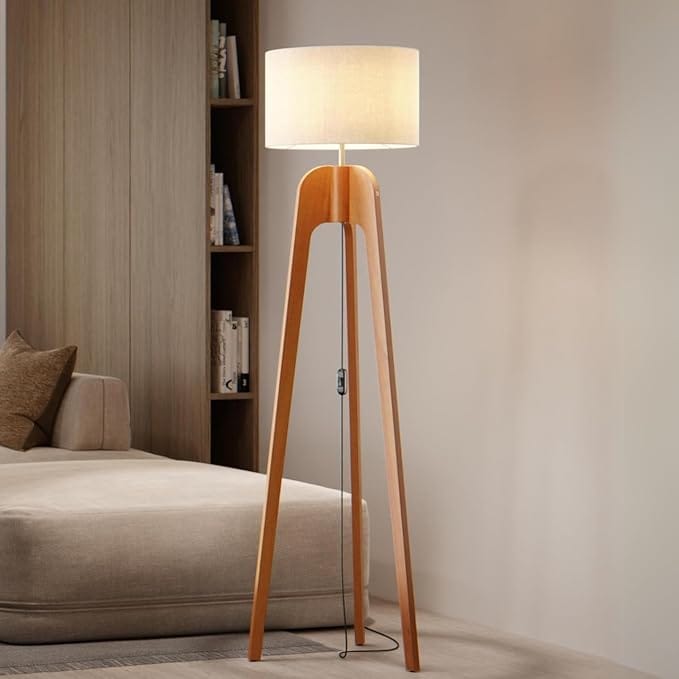 Luminária de Chão Tripé Madeira Maciça em sala de estar moderna com cúpula de linho e acabamento premium
