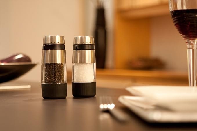 Moedor de Pimenta OXO Good Grips em aço inoxidável com ajuste de moagem e reservatório transparente
