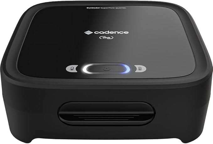Sanduicheira Elétrica Cadence Click preta com chapas antiaderentes e LEDs indicadores