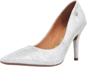 Scarpin Feminino Salto Alto Prata Vizzano frontal com acabamento metalizado elegante