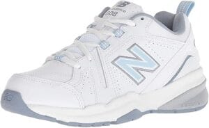 Tênis New Balance 608 V5 Feminino branco com azul claro para caminhada e academia