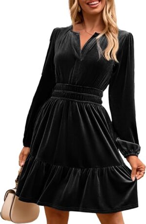 Vestido Feminino de Veludo Simplee preto manga longa com gola V e bolsos em visual elegante para festas e ocasiões especiais