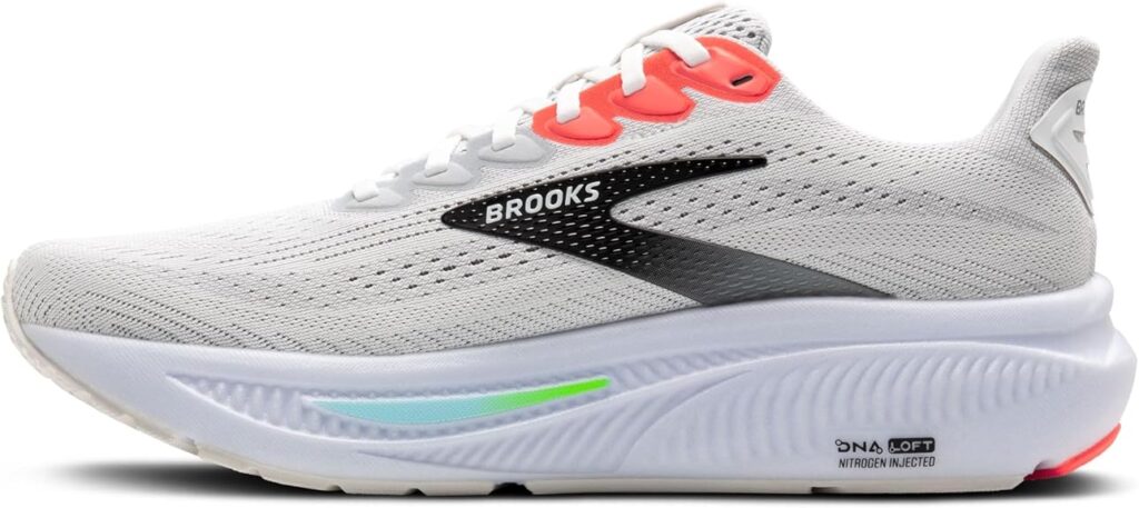 Brooks Ghost 17 Masculino branco com detalhes verde e coral para corrida e caminhada