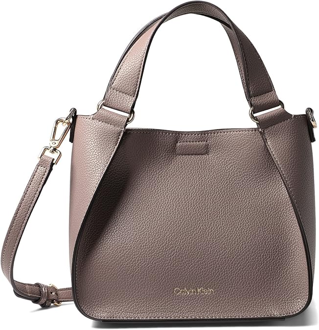 Bolsa Calvin Klein Estelle Novelty Crossbody na cor cacau com alça transversal e porta-cartões removível