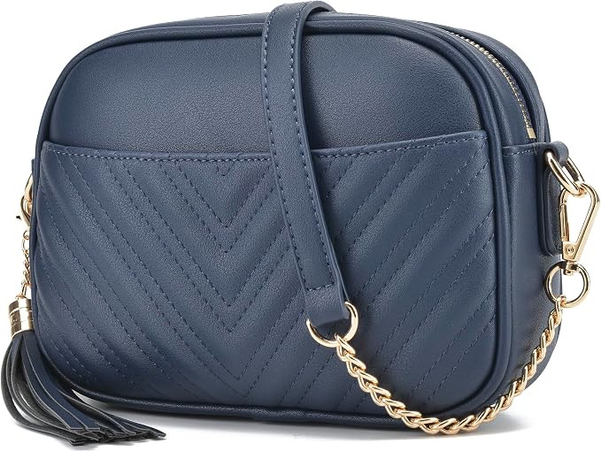 Bolsa Tiracolo Acolchoada Lola Mae preta com acabamento Chevron e alça regulávelBolsa Tiracolo Acolchoada Feminina Lola Mae Preta