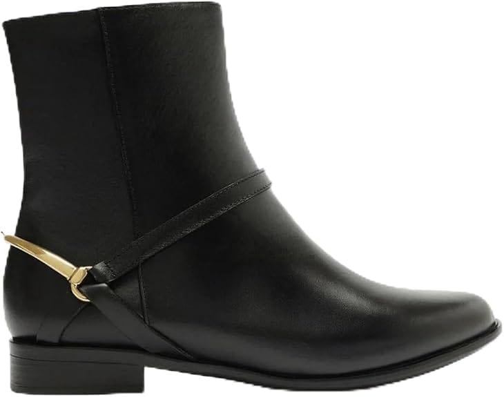 Bota feminina Arezzo Napa Fly preta em couro legítimo com cano curto, salto baixo e detalhe metálico dourado