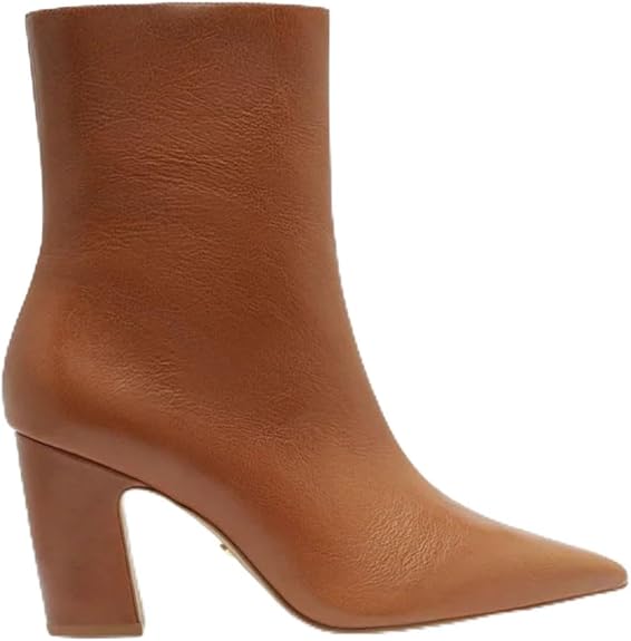 Bota feminina Arezzo Tourino Leather Café em couro legítimo com cano curto, bico fino e salto médio grosso