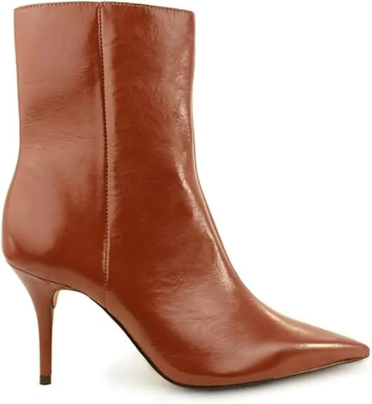 Bota feminina Arezzo Valencia Cioccolato em couro legítimo com cano curto, salto alto fino e bico fino