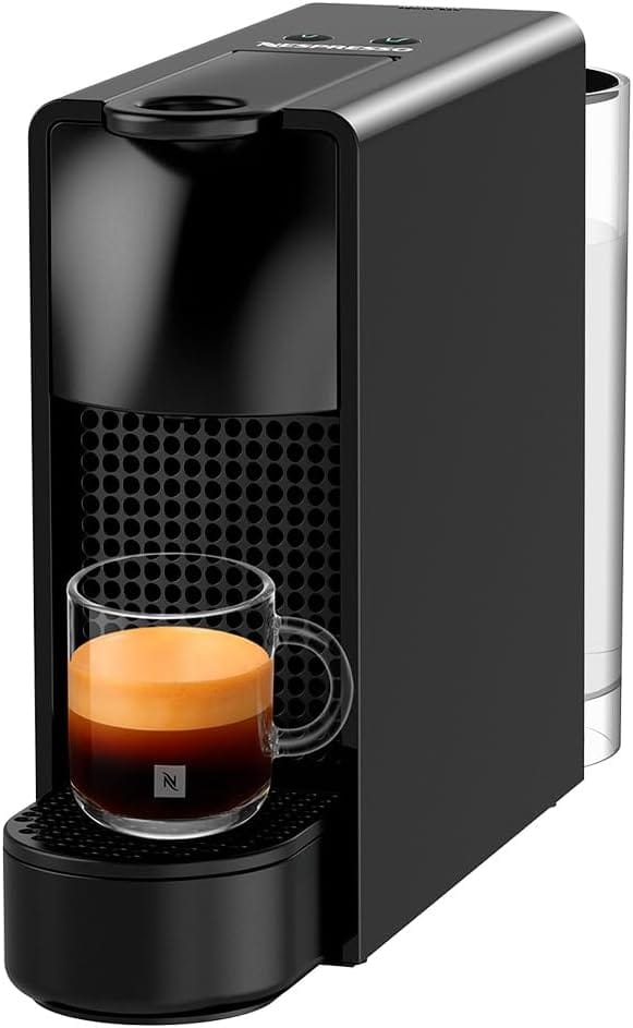 melhor cafeteira de capsula - Cafeteira Nespresso Essenza Mini preta 220V preparando espresso com cápsulas Original
