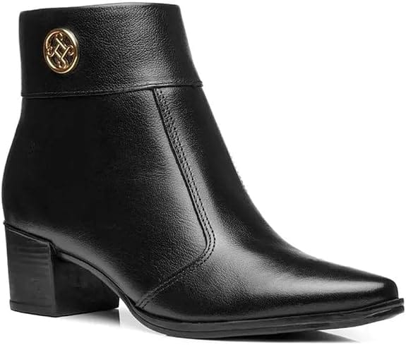 Bota feminina Pegada Couro Frontier preta de cano curto com detalhe metálico dourado
